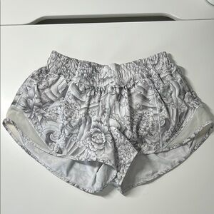 lululemon hotty hot short 2.5”